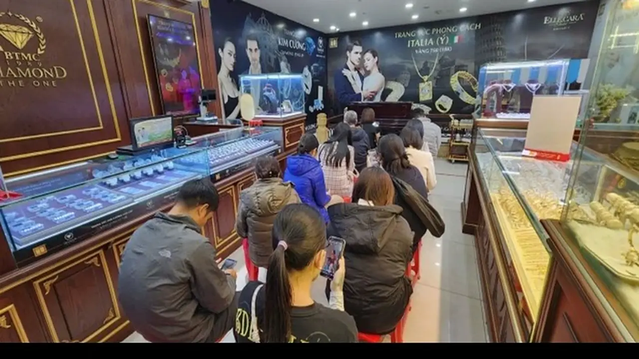 تراجع حاد في أسعار الذهب المحلية مسجلاً 184 مليون دونغ فيتنامي للسبائك